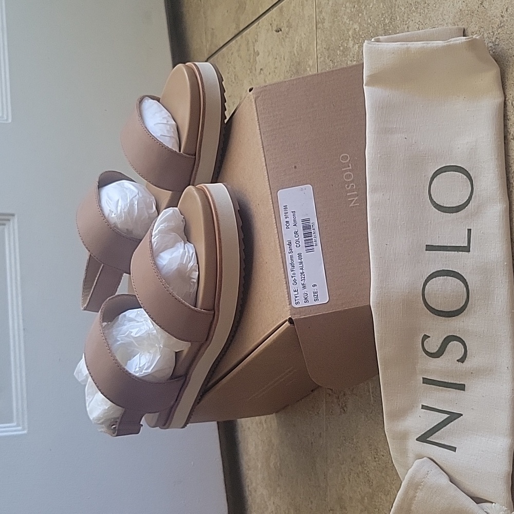 New in box Nisolo go-to platform sandal Almond size 9